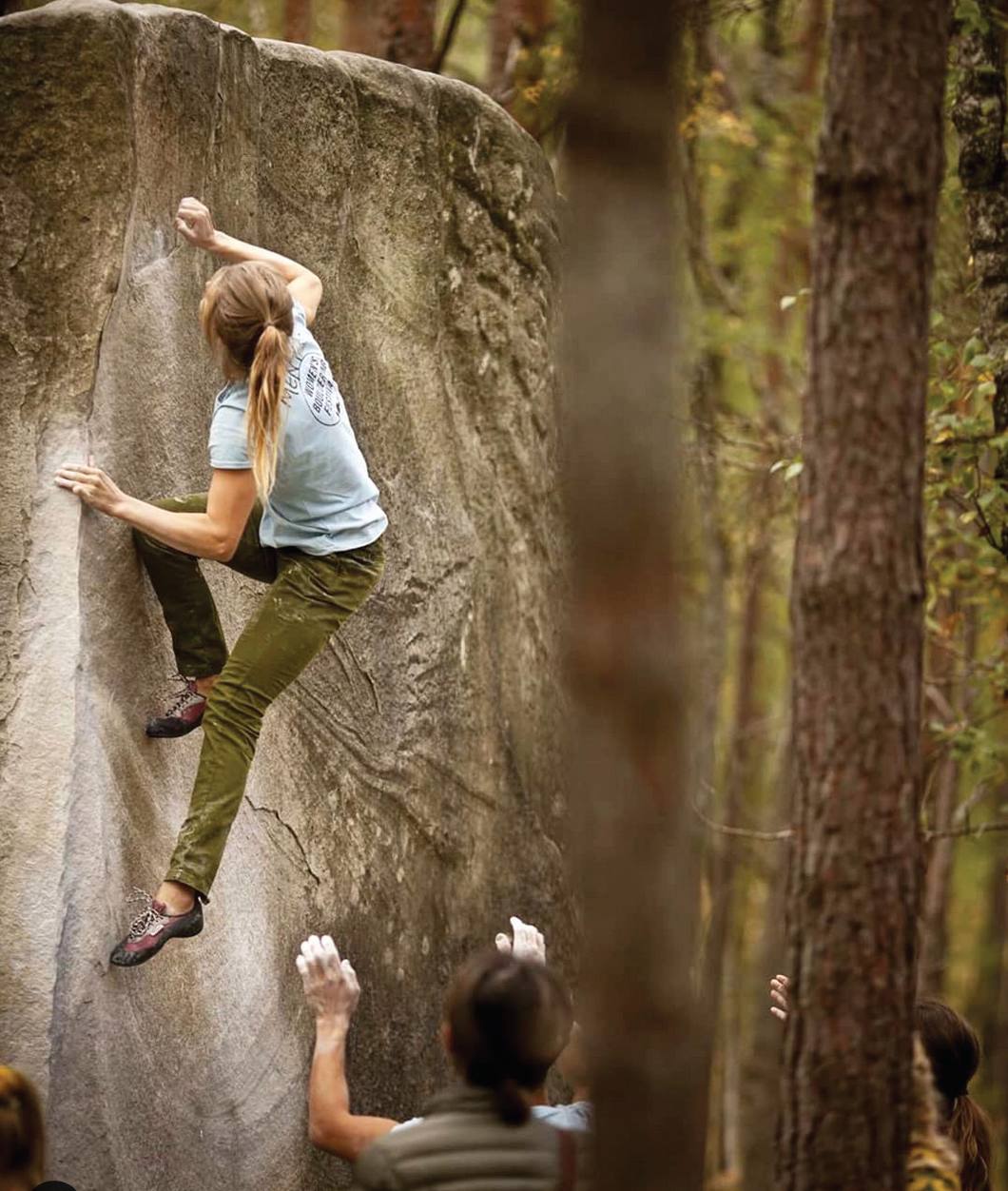 Escaladora en roca